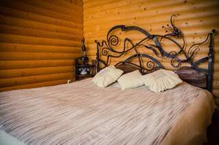 Отели типа «постель и завтрак» Готель Софія Долина Трехместный номер «Комфорт» с душем-2